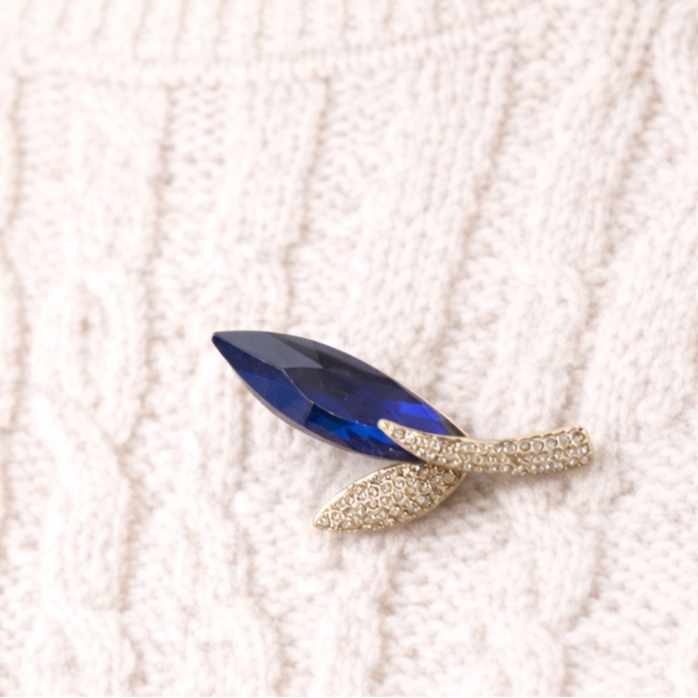 Blue crystal and Marcasite brooch or pendant